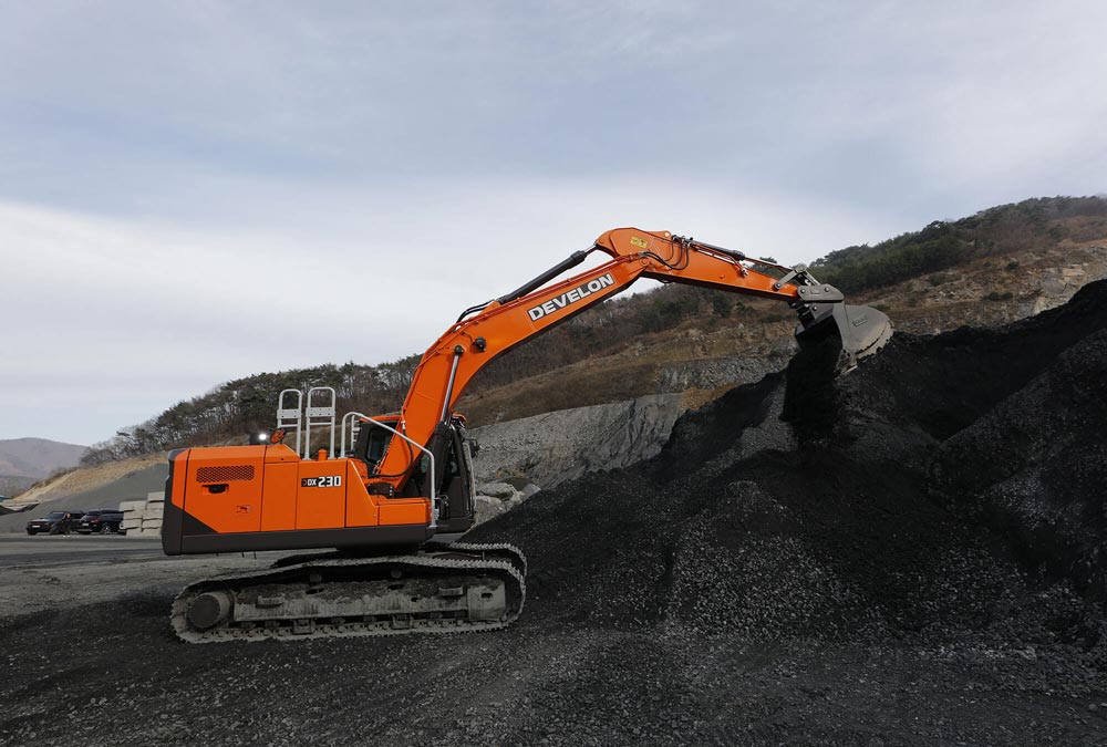 Excavator Develon DX230LC-9